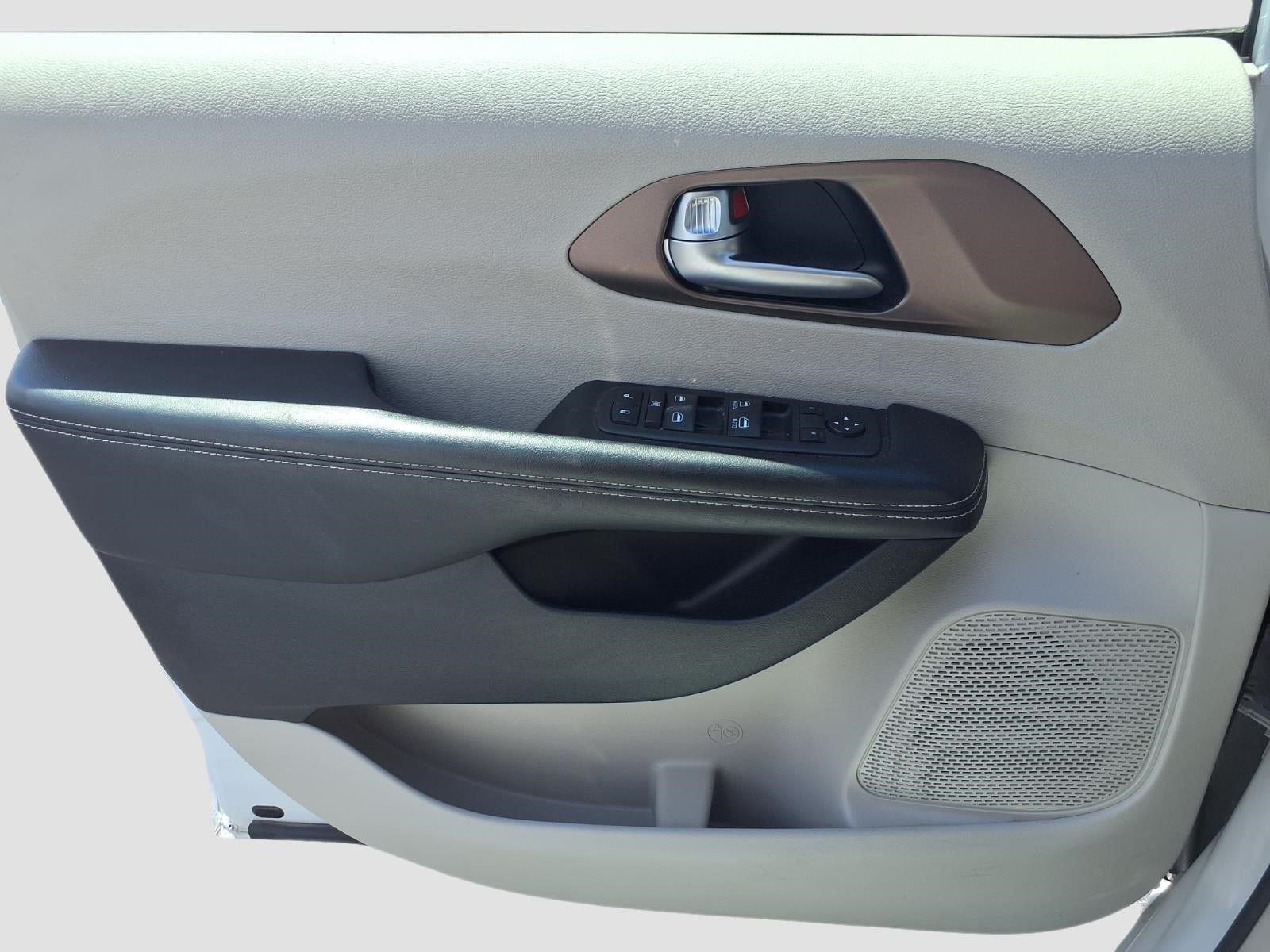 2022 Chrysler Voyager LX