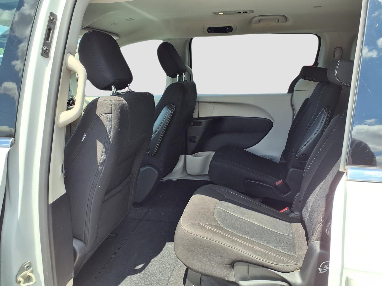 2022 Chrysler Voyager LX
