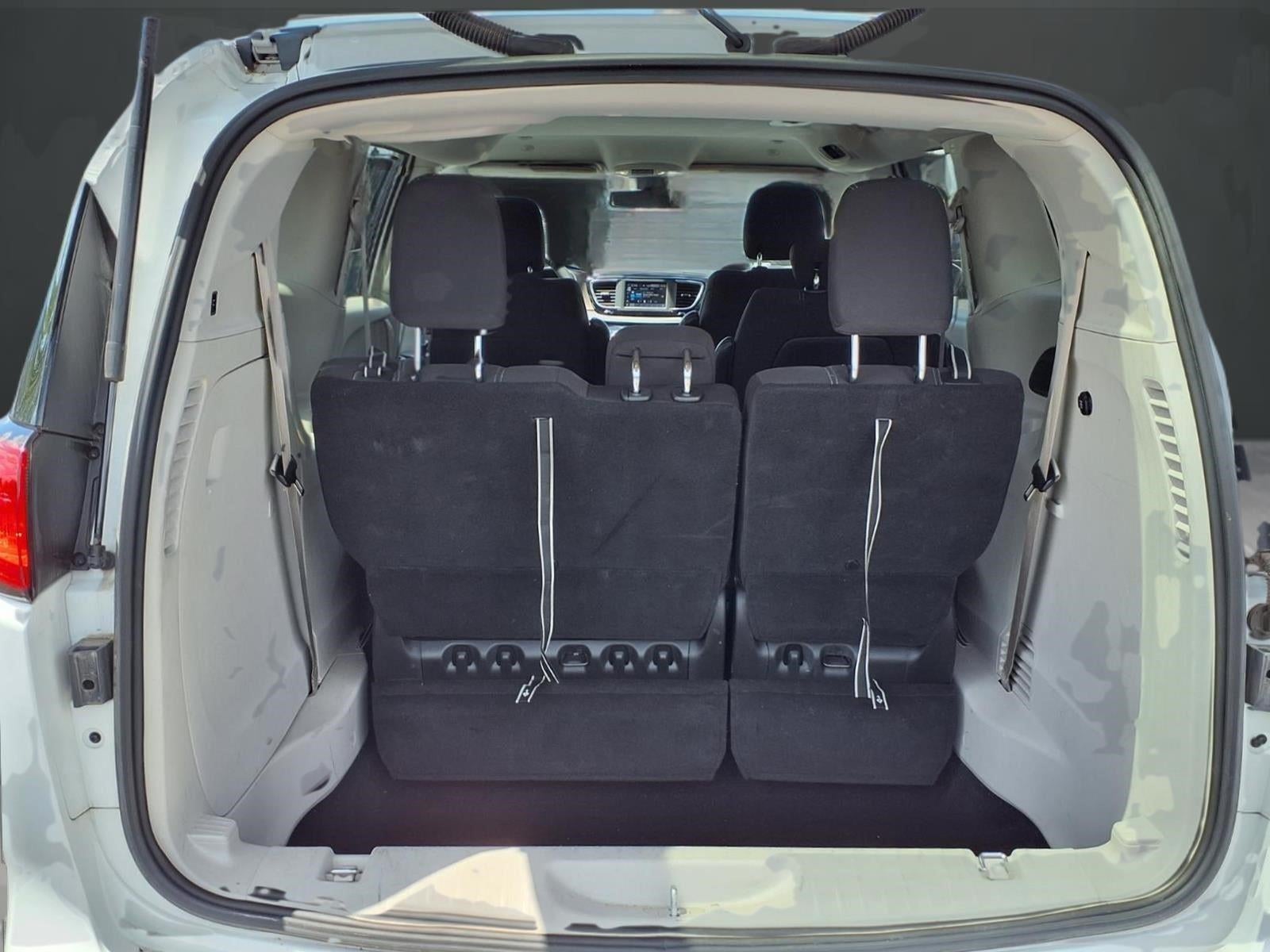 2022 Chrysler Voyager LX