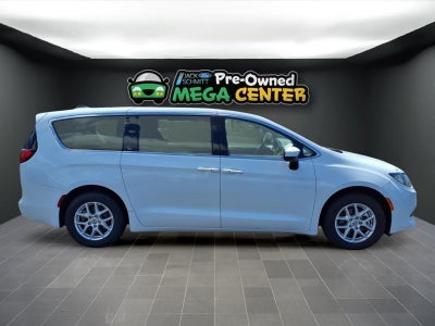 2022 Chrysler Voyager LX