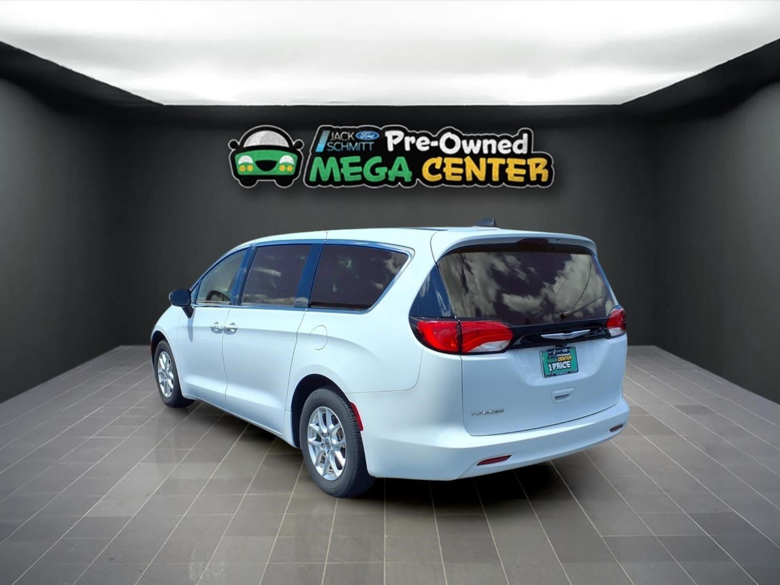 2022 Chrysler Voyager LX