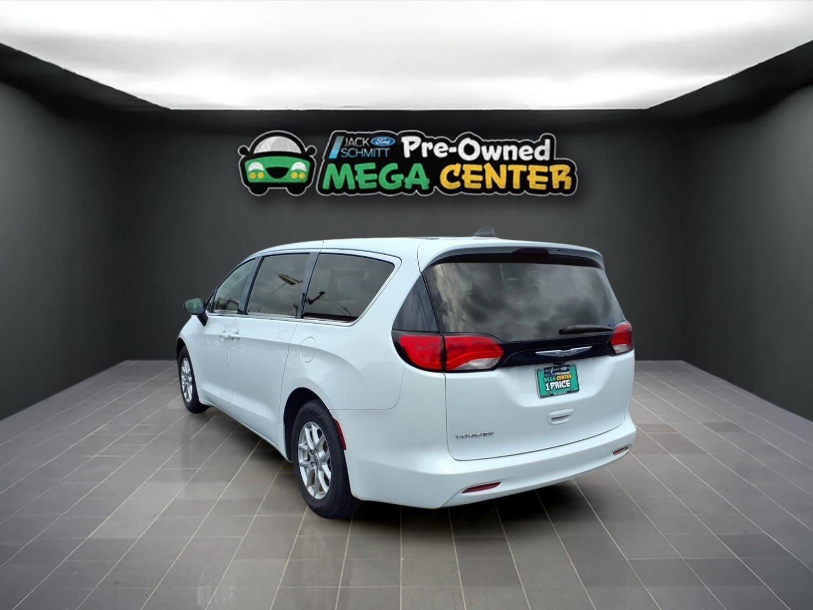 2023 Chrysler Voyager LX