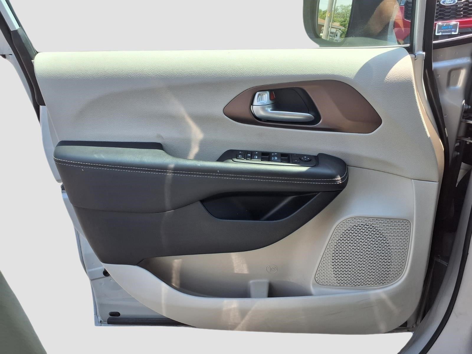 2024 Chrysler Voyager LX