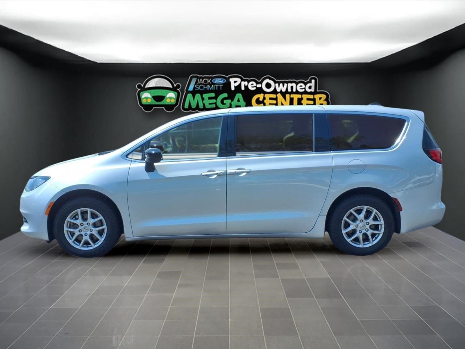2024 Chrysler Voyager LX